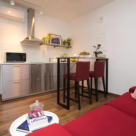 Piccola Red - 50m From The *