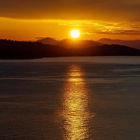 Piccola Red - 50m From The Ντουμπρόβνικ